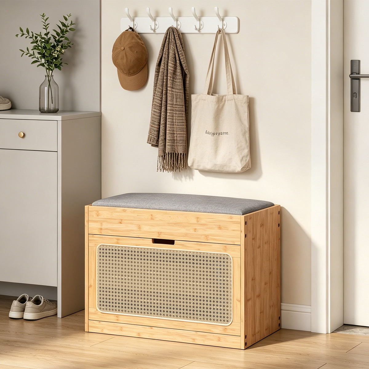 Banc chaussures entrée, banc de rangement en bambou, assise rembourrée, porte en rotin et étagère réglable, bois naturel